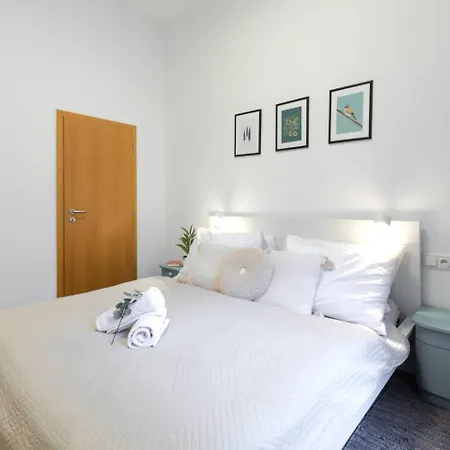 2 Bedrooms With Living & Parking - Near Wenceslas Square & Main Train Station Апартаменты Прага