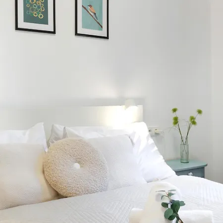 2 Bedrooms With Living & Parking - Near Wenceslas Square & Main Train Station Апартаменты