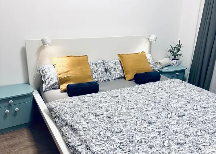 2 Bedrooms With Living & Parking - Near Wenceslas Square & Main Train Station * פראג